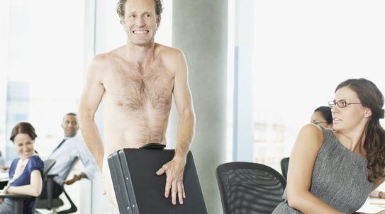 Ce înseamnă când visezi că ieși dezbrăcat în public și ți-e rușine 