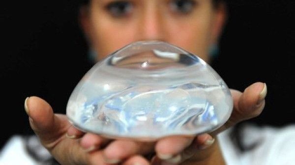 A ales să arate lumii cum arată sânii ei după înlăturarea silicoanelor. Imaginile sunt şocante!