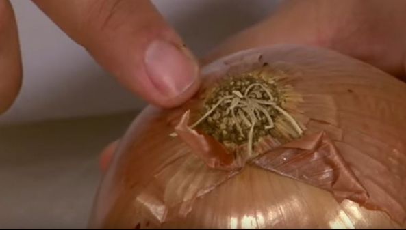 Singura metodă de tăiat ceapa care nu te face să lăcrimezi