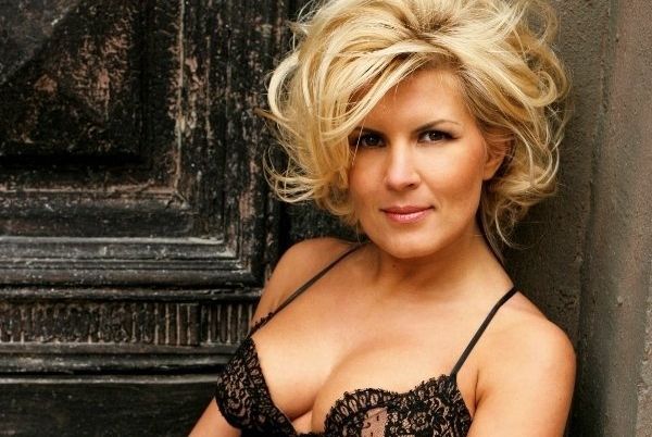 Imagini incendiare cu Elena Udrea îmbrăcată în Crăciuniță