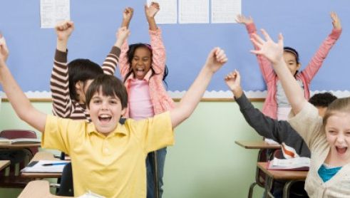 Ordin al ministrului Educației: profesorii nu mai pot da teme elevilor în semn de pedeapsă