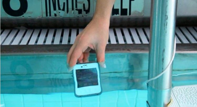 10 trucuri pentru a-ți salva telefonul de la înec