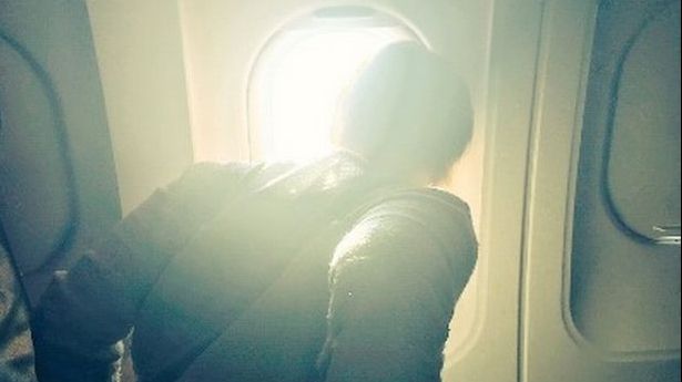 Această bătrână călătorea prima dată cu avionul. Ce a făcut în timpul zborului? Toți au râs