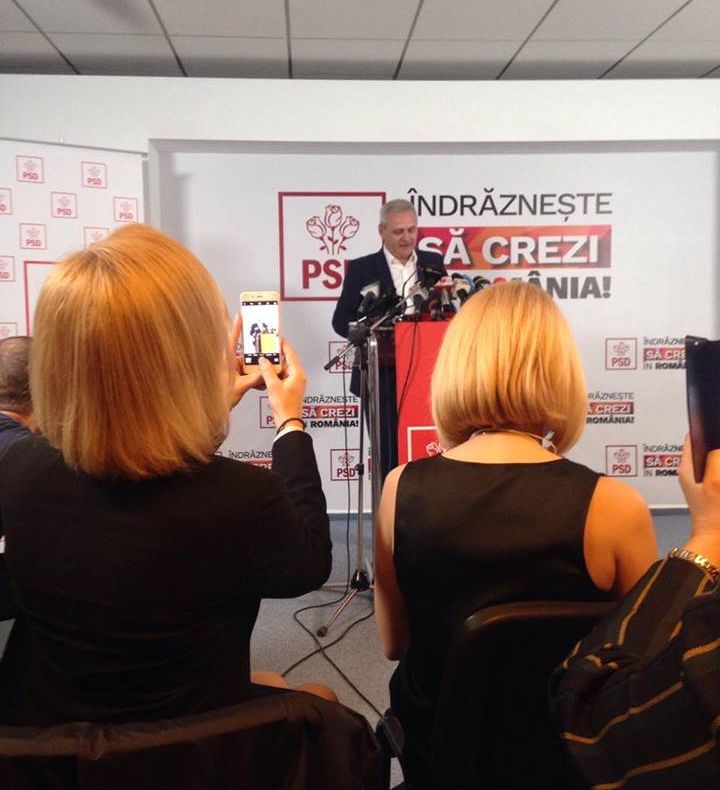  FOTO. Ce făcea Gabriela Firea în timp ce Liviu Dragnea susținea conferința de presă