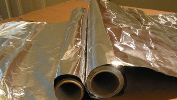 Motivul pentru care folia de aluminiu are două fețe. Care este varianta corectă de utilizare 