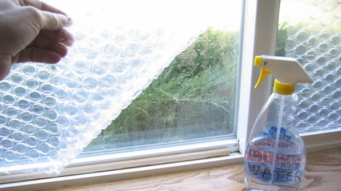 Taie o folie cu bule şi lipeşte-o pe geamul de la casă