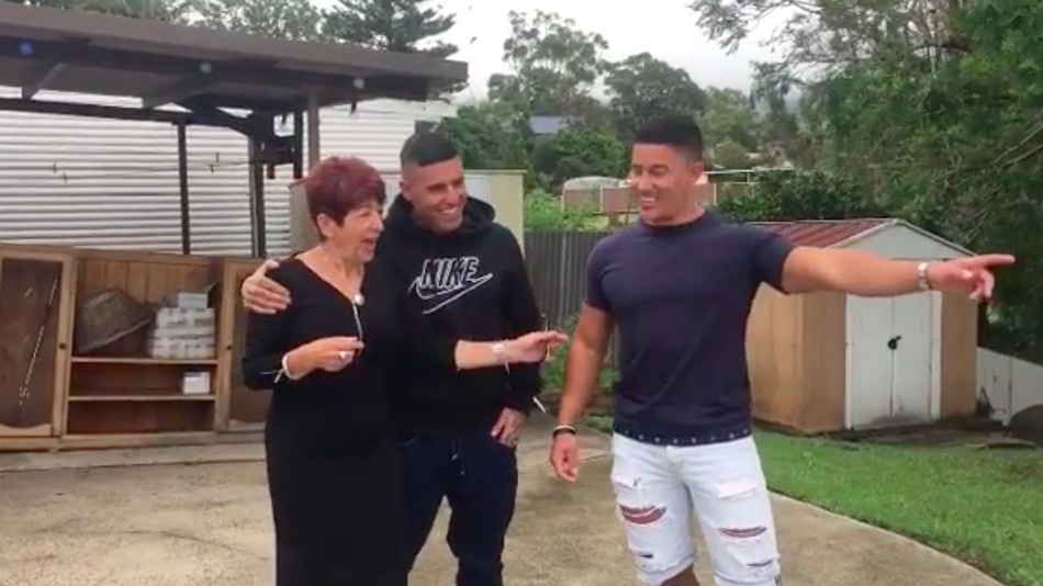 Emoţionant. Doi fraţi au aflat ce îşi doreşte mama lor de Crăciun: le-a luat 10 ani să strângă banii