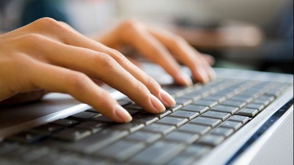 Cele mai eficiente exerciţii dacă vă dor mâinile din cauza muncii la calculator