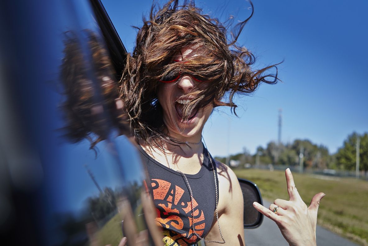 De ce se aude un huruit infernal atunci când deschidem geamul maşinii la viteză mare