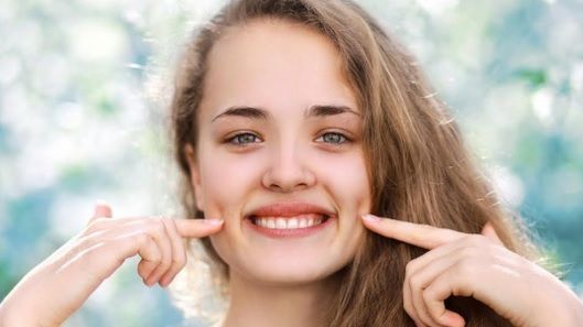 Ce înseamnă, de fapt, dacă ai gropiţe în obraji