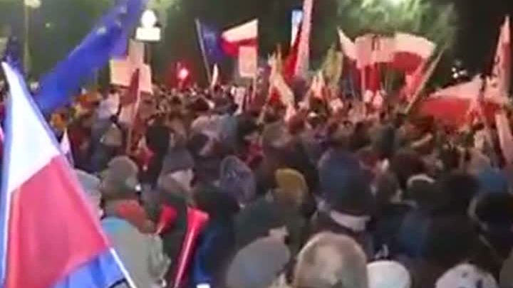 Haos în Polonia: sute de persoane au înconjurat clădirea Parlamentului. De ce protestează