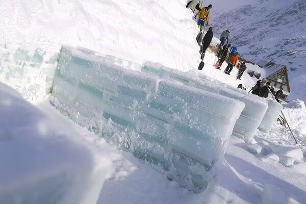 Singurul hotel de gheață din România, construit în doar trei săptămâni