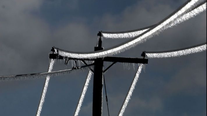 Suceava, în beznă totală! 14 localități au rămas fără energie electrică din cauza vântului puternic