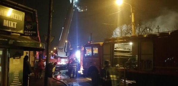 UPDATE. Incendiu puternic într-un cartier bucureştean. O persoană, în stare gravă