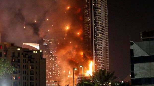 Incendiu în Dubai: nouă etaje ale unui bloc au fost afectate 