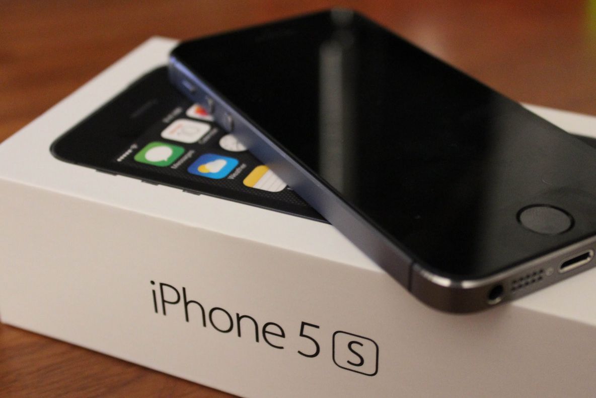 Angajat al firmei care asamblează telefoane iPhone, ARESTAT. A furat 5700 de telefoane- vezi cum!