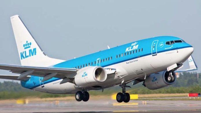 Stare de ŞOC într-un avion plin cu pasageri. Un pilot a suferit un INFARCT la bord