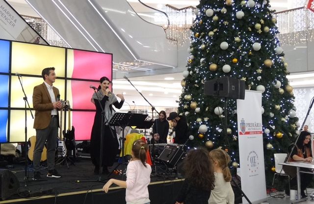 Trei surprize de Ziua Naţională: un jurnalist cântă rock, un bariton cântă folk, o campioană...