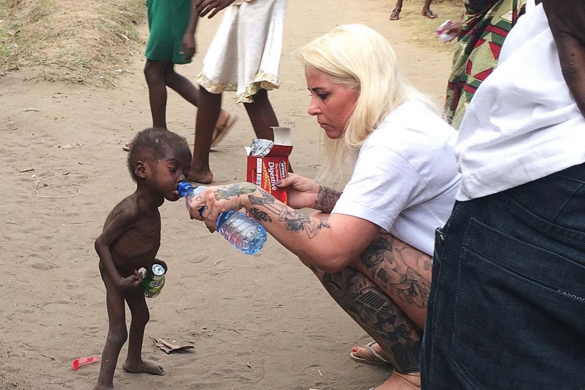 Cea mai CUTREMURĂTOARE fotografie a anului are o continuare. Cum arată copilul azi