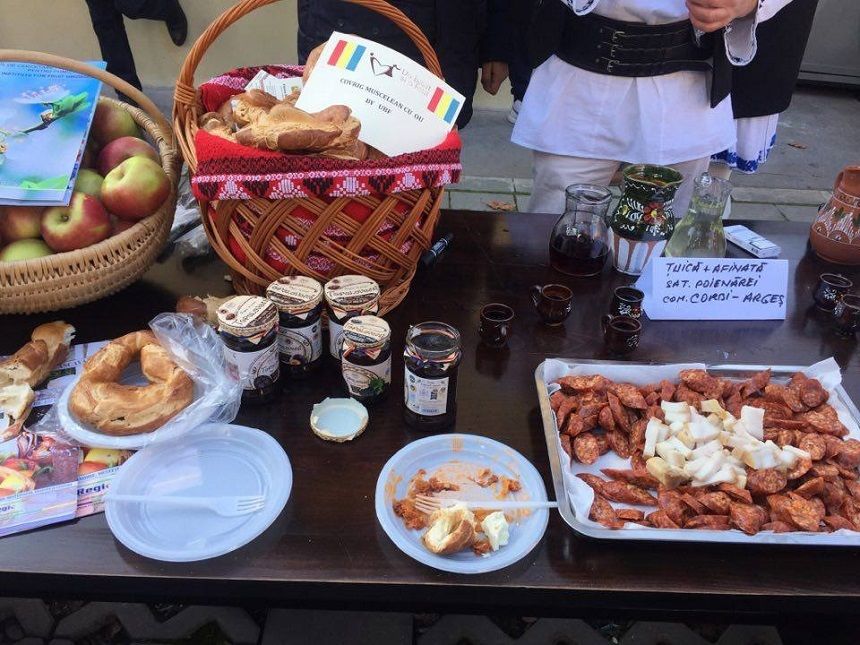 Masă câmpenească la sediul central al ALDE, după parada militară de Ziua Naţională