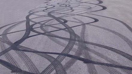 Un şofer care a cauzat un accident, la un pas să moară de frig. NIMENI n-a oprit să-l ajute