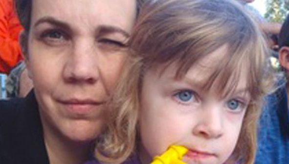 Micuţa aceasta de 3 ani i-a spus unui străin "TATĂ" şi l-a rugat să o ia în braţe. Ce a urmat...