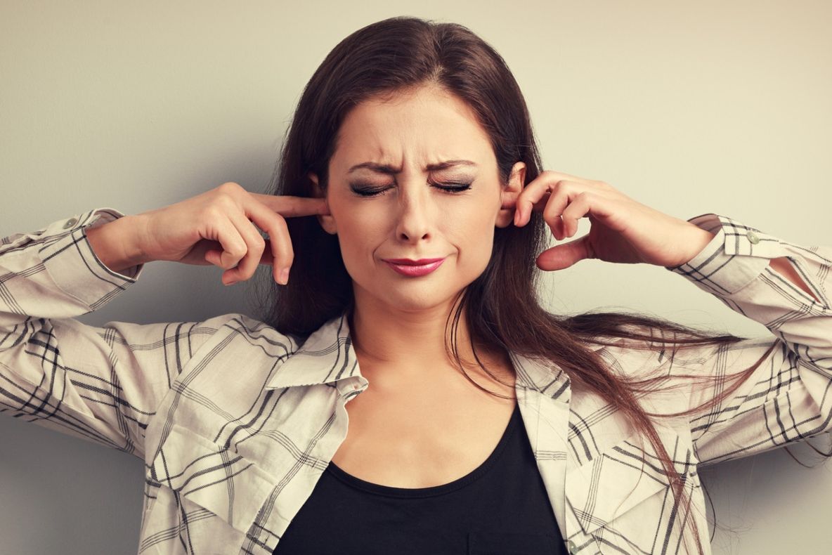 A auzit zgomote în ureche şi a crezut că e posedată. Adevărul e mult mai înfricoşător