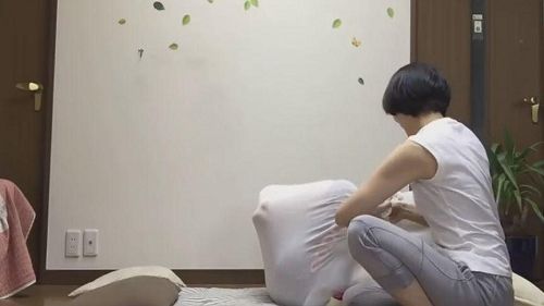 O nouă practică ciudată, luată cu asalt. Ambalarea adulţilor în pânză