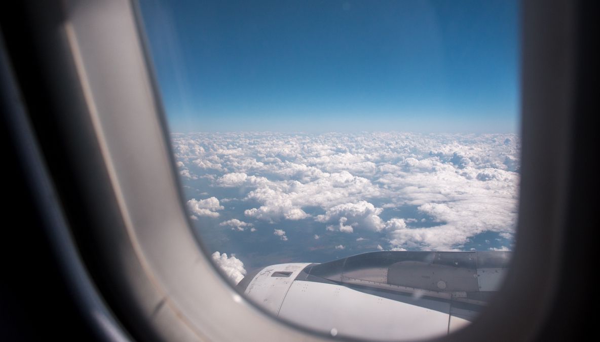 Făcea poze din avion, când a văzut ceva bizar. Nimeni nu știe ce caută acest obiect printre nori