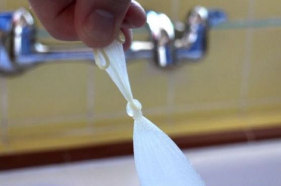 A umplut un prezervativ cu apă, l-a băgat la congelator, i l-a dat iubitului. Ce a urmat, uimitor