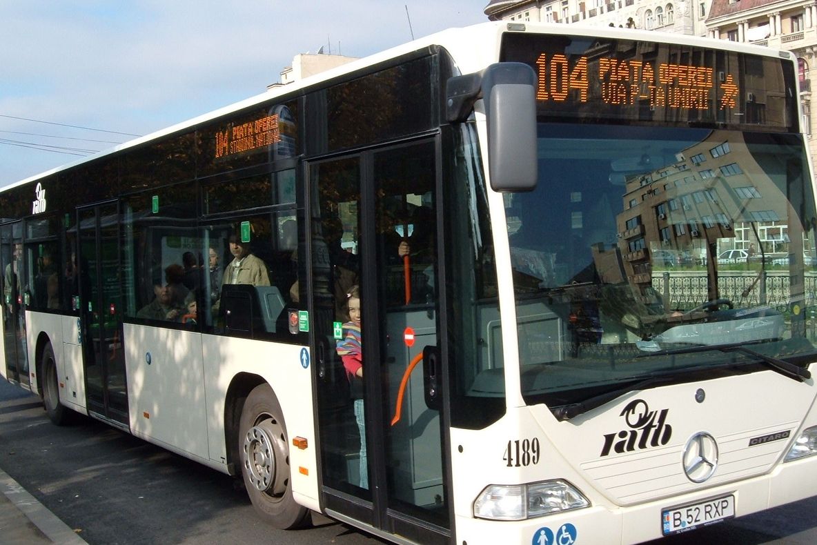 Deținătorii de abonamente lunare RATB pot câștiga invitații la teatru şi circ