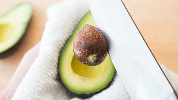 Ce se întâmplă dacă pui sâmburii de avocado în apă. Vei avea o surpriză