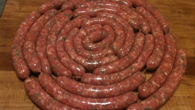 Aşa prepari cei mai buni cârnaţi pentru CRĂCIUN. Reţeta pe care o făceau bunicii noştri