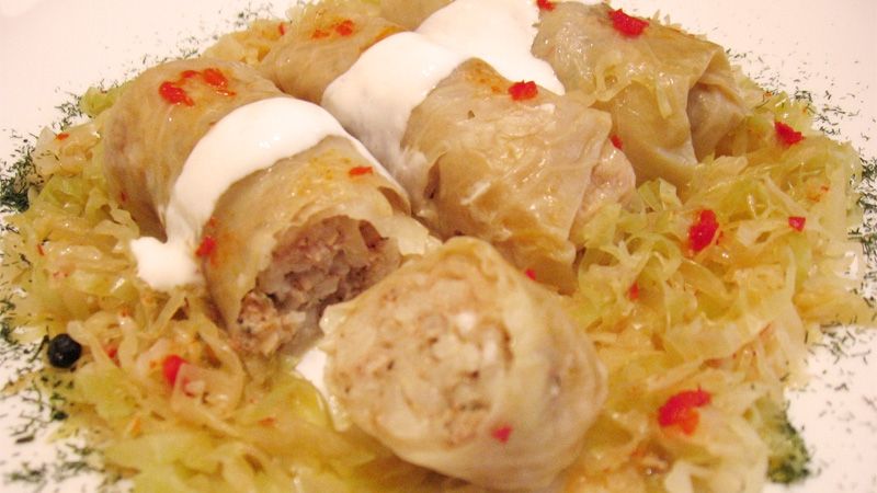 Avertismentul medicilor! NU mai mâncați SARMALE și CALTABOȘ dacă suferiți de această afecțiune