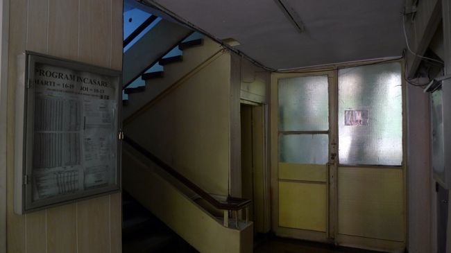 Pagubă înainte de Sfântul Nicolae. Un tânăr a furat 11 icoane din scara unui bloc