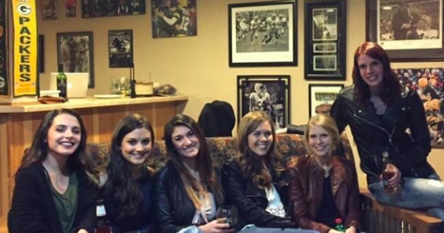 Fotografia cu un grup de prietene care ŞOCHEAZĂ internetul. Detaliul pe care nimeni nu-l explică