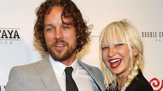 Este oficial! Cântăreaţa Sia a depus actele de divort, după doi ani de căsnicie