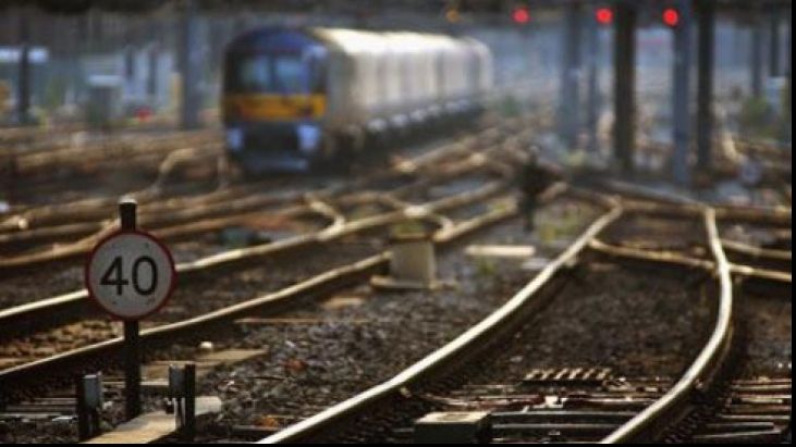 Locomotiva unui tren Regio a deraiat. Traficul feroviar, întrerupt între Bistrița și Cluj-Napoca