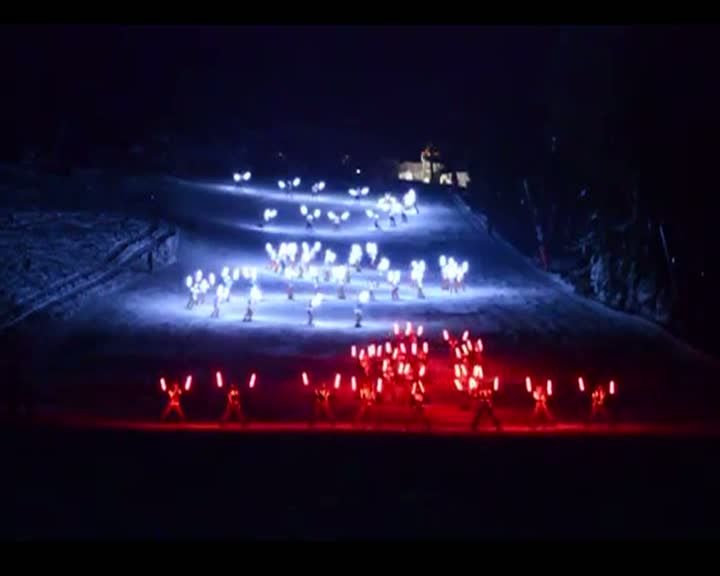 Spectacol pe schiuri, la Poiana Braşov. Imagini uimitoare - VIDEO