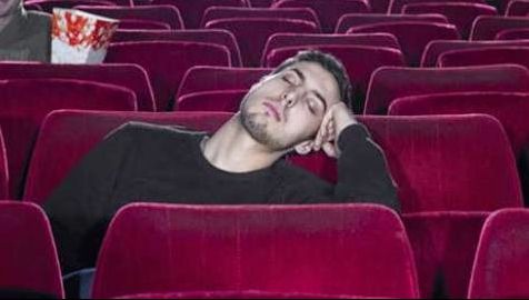 A adormit în sala de cinema, în timpul filmului. Când s-a trezit, șoc. "Am sunat la poliție"