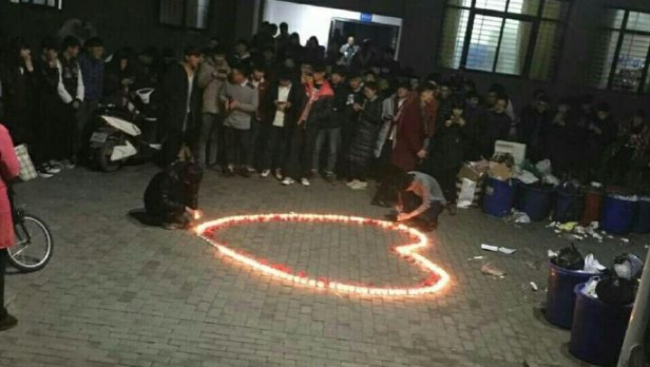 Gestul unui romantic....ghinionist. Un student i-a pregătit o surpriză iubitei - apoi a încremenit!