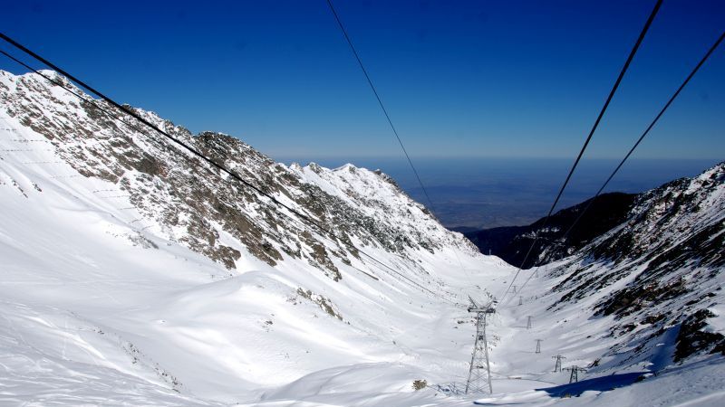 Accesul turiştilor la Bâlea Lac a fost blocat după ce telecabina, oprită din cauza vântului 