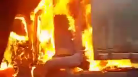 Patru TIR-uri au luat foc într-o parcare din apropierea Sibiului, trei fiind încărcate cu marfă 