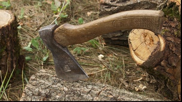 Un bărbat înarmat cu un topor a luat cu asalt un post de radio! Nu o să-ți vină să crezi ce a urmat