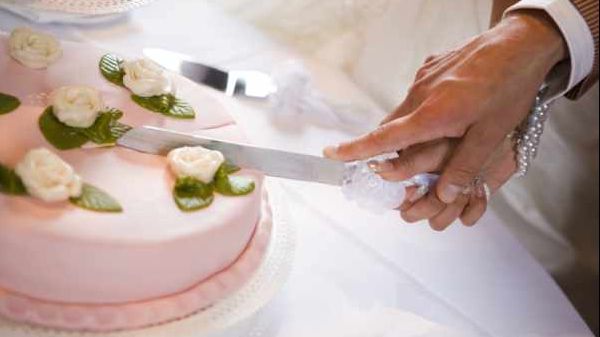 Ai tăiat tortul greșit toată viața. Iată cum e corect