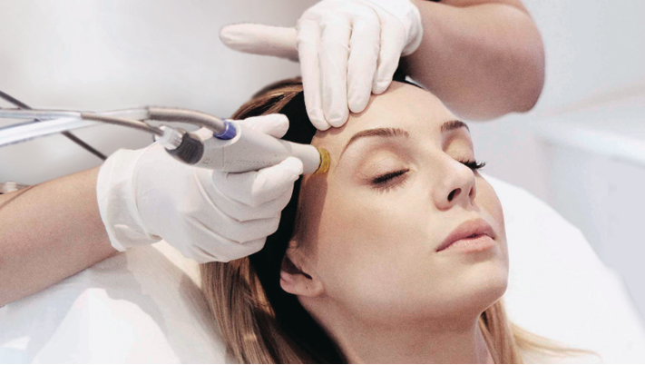 O nouă tehnică de reîntinerire, cu rezultate rapide: tratamentul hidrafacial. În ce constă