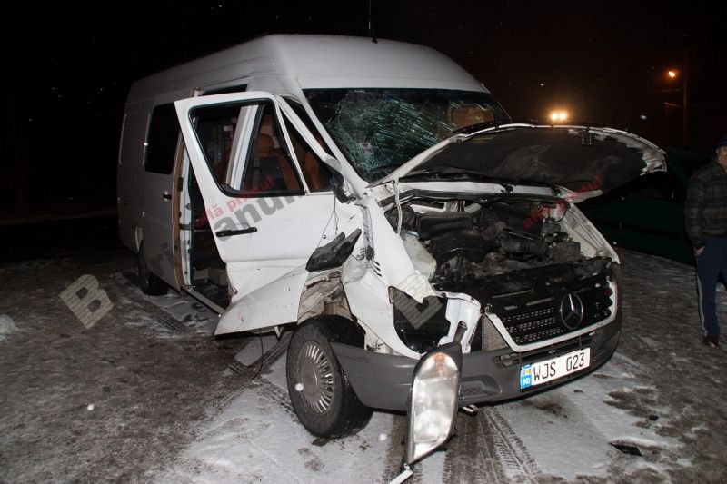 Microbuz plin de călători care veneau din Germania, lovit de tren în Bistriţa