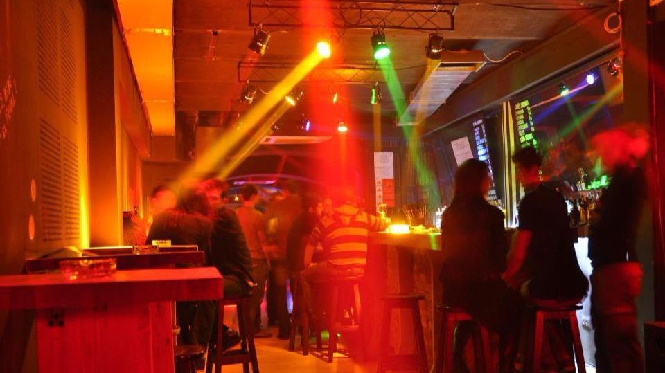 Trei cluburi închise de autorități în București și-au continuat ilegal activitatea