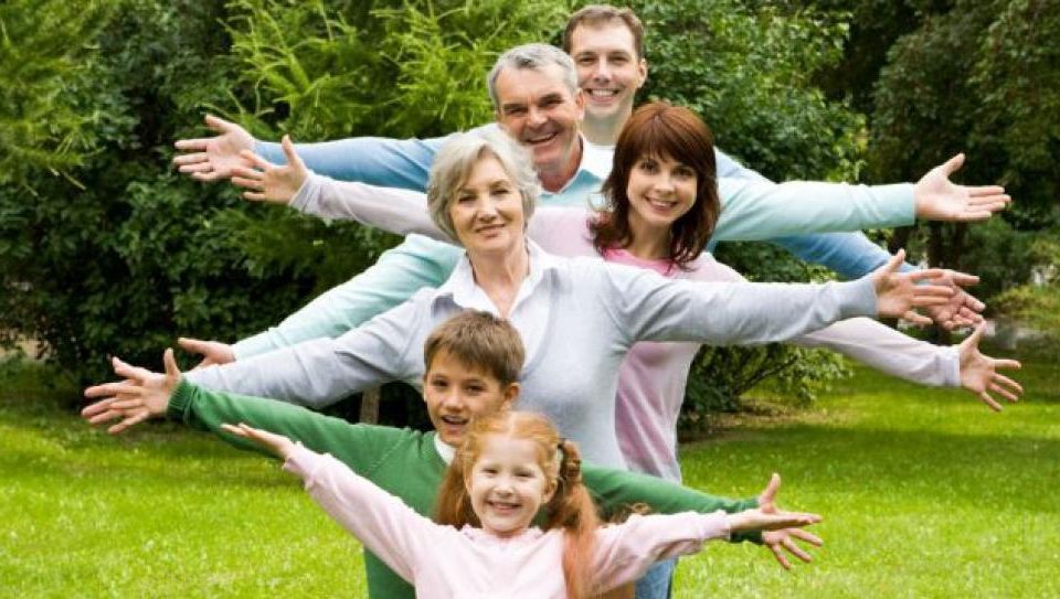 Bunicii care contribuie la creșterea nepoților pot trăi mai mult - studiu