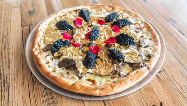 Femeile nu mănâncă la petreceri. De ce?